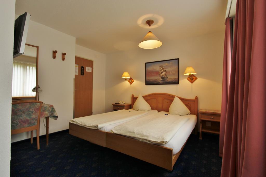 צ'ורוואלדן Hotel Restaurant Hemmi מראה חיצוני תמונה