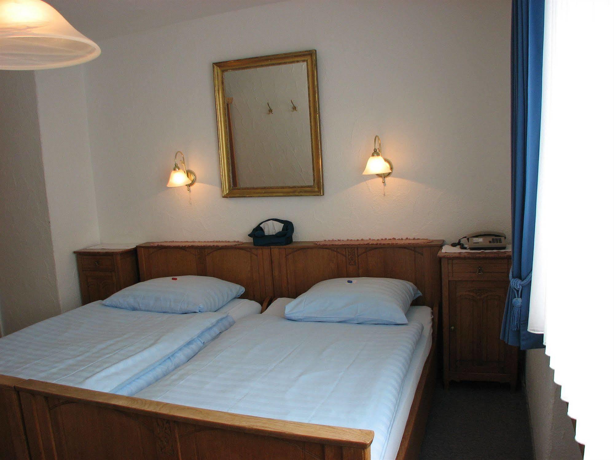 צ'ורוואלדן Hotel Restaurant Hemmi מראה חיצוני תמונה